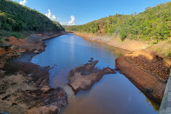 Barragem da Juliana, na Bahia, com nível reduzido de água; foto de Thiago Vasconcelos/Ascom Embasa