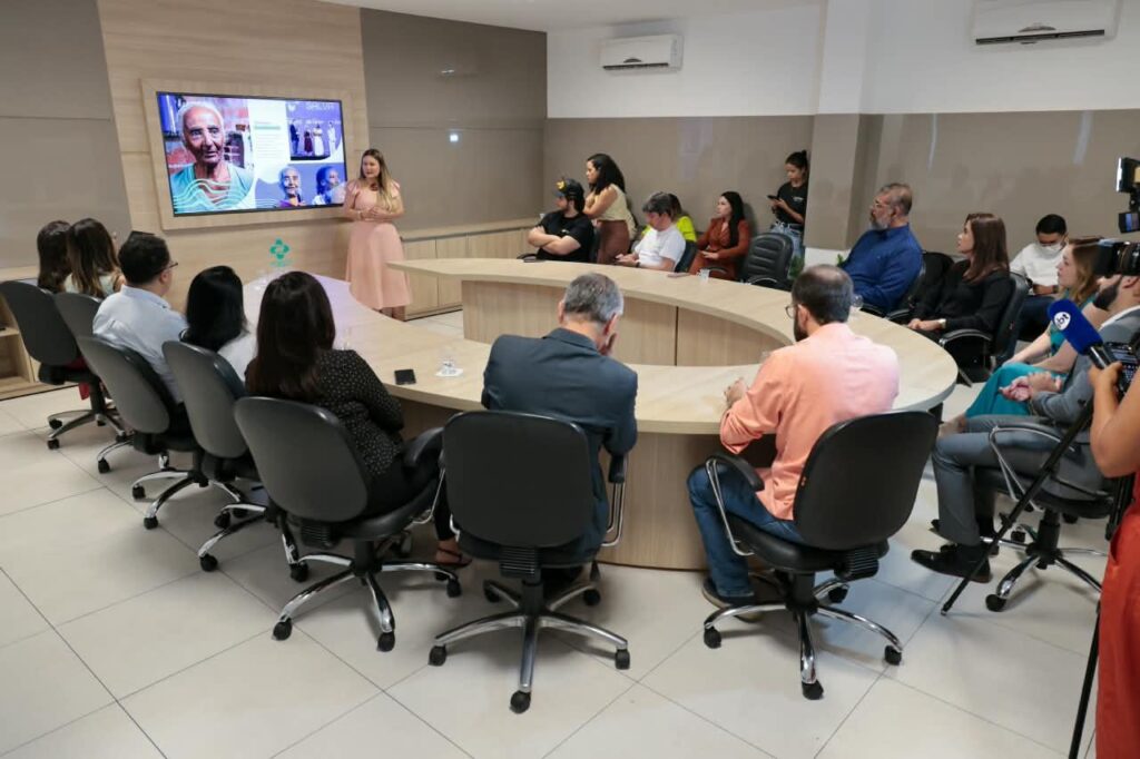 Apresentação do hackathon de saneamento promovido por Águas de Teresina e Águas do Piauí, com participantes reunidos em sala de conferências