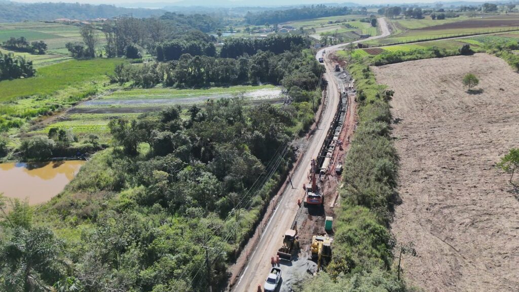 Vista aérea das obras de implantação de adutora da interligação Billings–Alto Tietê, em São Paulo
