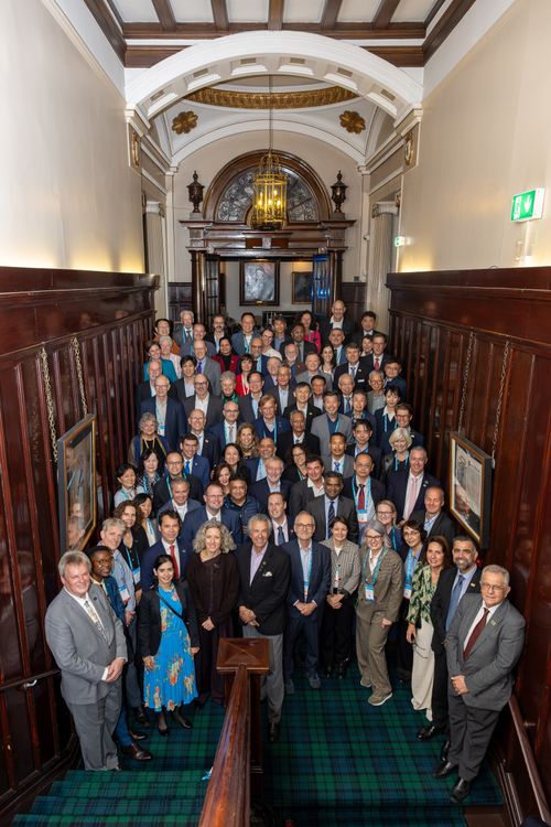 Fotografia coletiva de profissionais do setor da água no contexto dos IWA Fellows e Distinguished Fellows 2026