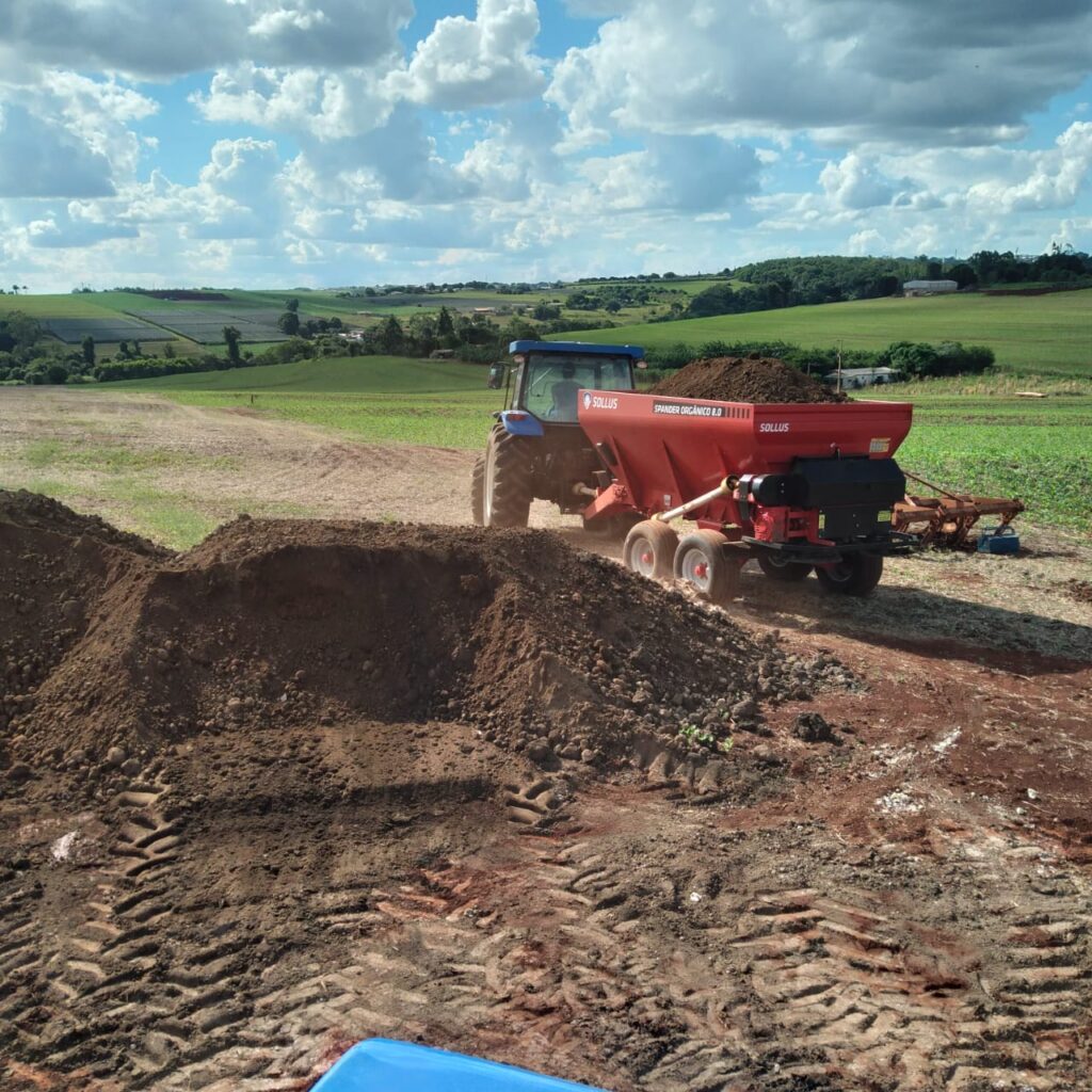 Trator e distribuidor agrícola com biossólido proveniente de lodo de esgoto tratado da Sanepar
